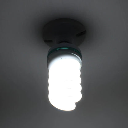 Lámpara espiral LED de luz fría encendida en techo, ideal para iluminación de bajo consumo