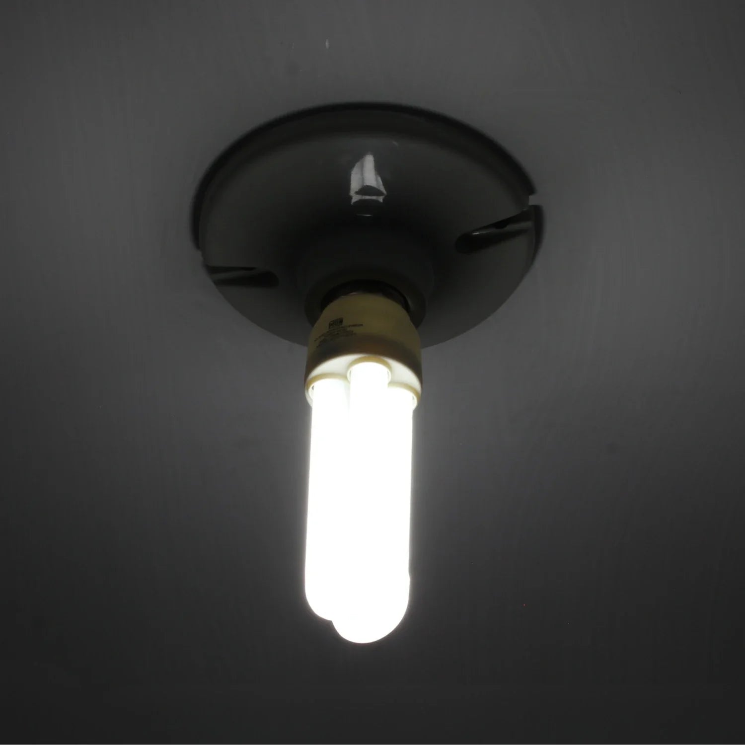 Foco LED tipo U luz fría encendido, ideal para iluminación de techo interior. Bombilla eficiente.