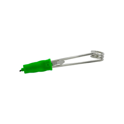 Calentador de agua eléctrico de inmersión portátil con resistencia de acero inoxidable y mango verde.