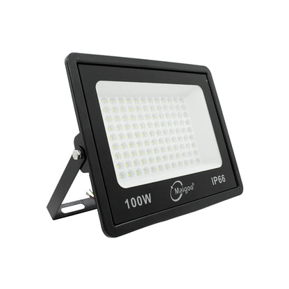 Reflector LED 100W Maigoo IP66 negro para iluminación exterior resistente al agua con soporte ajustable.