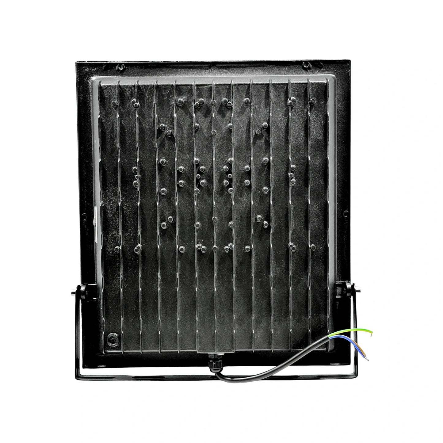 Reflector LED negro de uso rudo con aletas de enfriamiento traseras y cableado eléctrico para exteriores