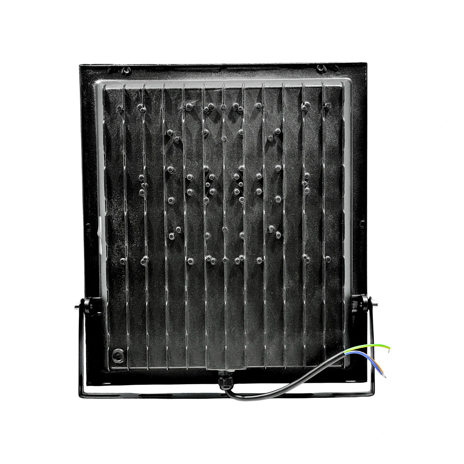 Reflector LED negro de uso rudo con aletas de enfriamiento traseras y cableado eléctrico para exteriores