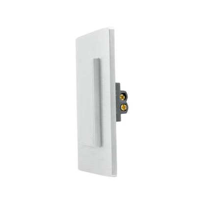 Apagador de escalera con placa plateada cepillada, un interruptor de luz moderno y conectores para instalación