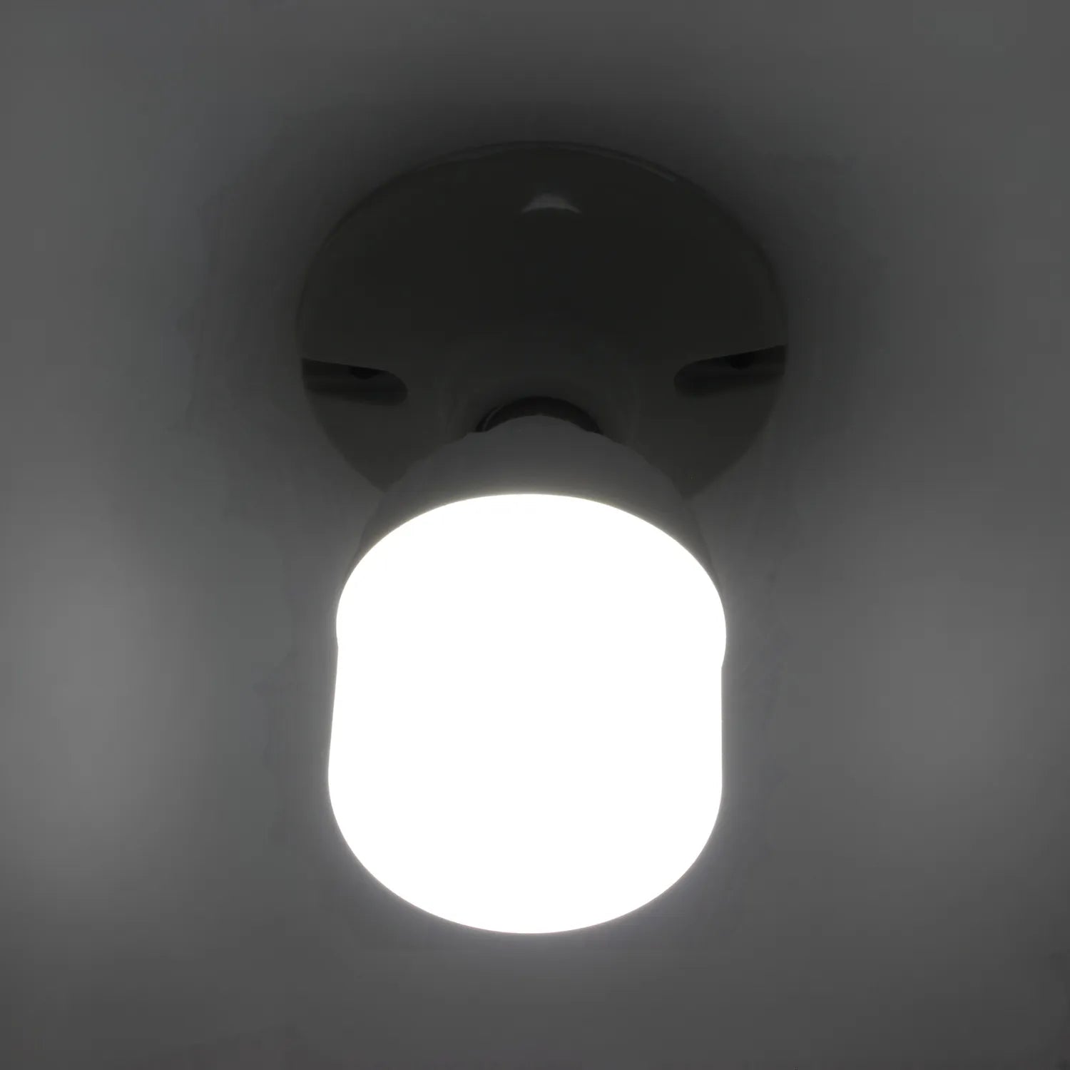 Foco LED blanco encendido con luz brillante, ideal para iluminación de interiores y ahorro de energía