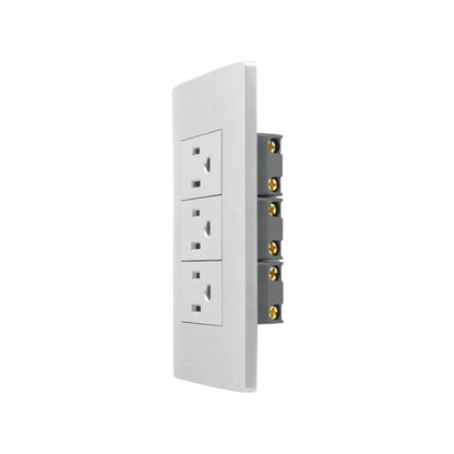 Placa eléctrica blanca con acabado metálico, 3 contactos o tomacorrientes de pared para uso doméstico.