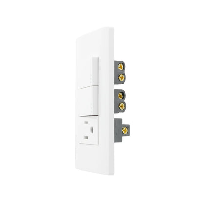 Placa eléctrica blanca de pared con dos interruptores y un tomacorriente, terminales de cableado posteriores.