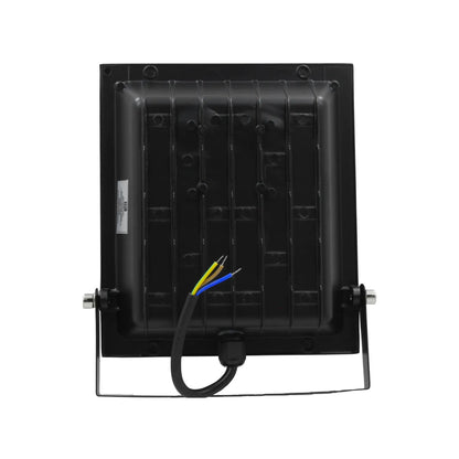 Reflector LED negro robusto para exteriores, con soporte ajustable y cableado para fácil instalación.