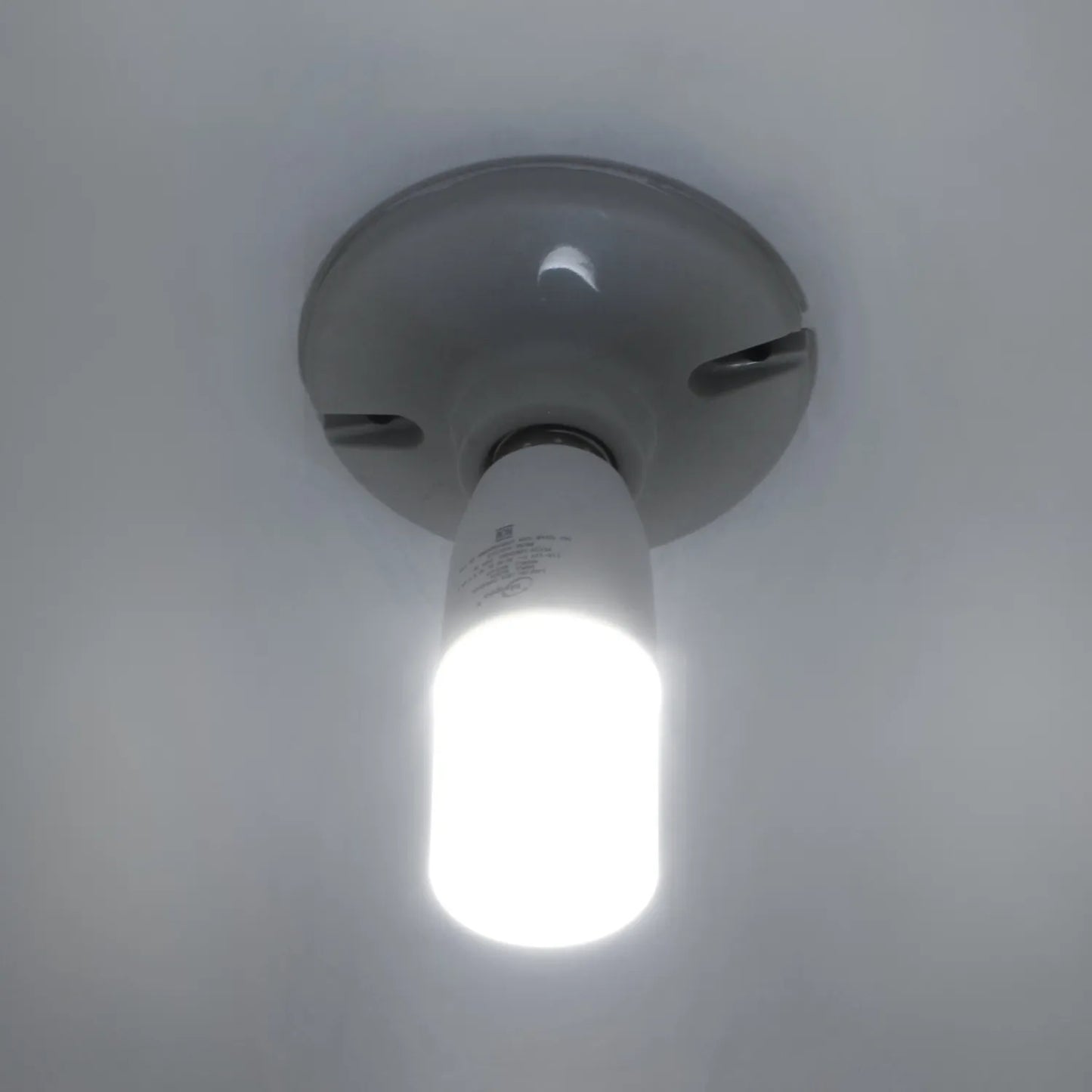 Foco LED de luz blanca brillante, encendido en plafón de techo blanco, iluminación eficiente para el hogar.