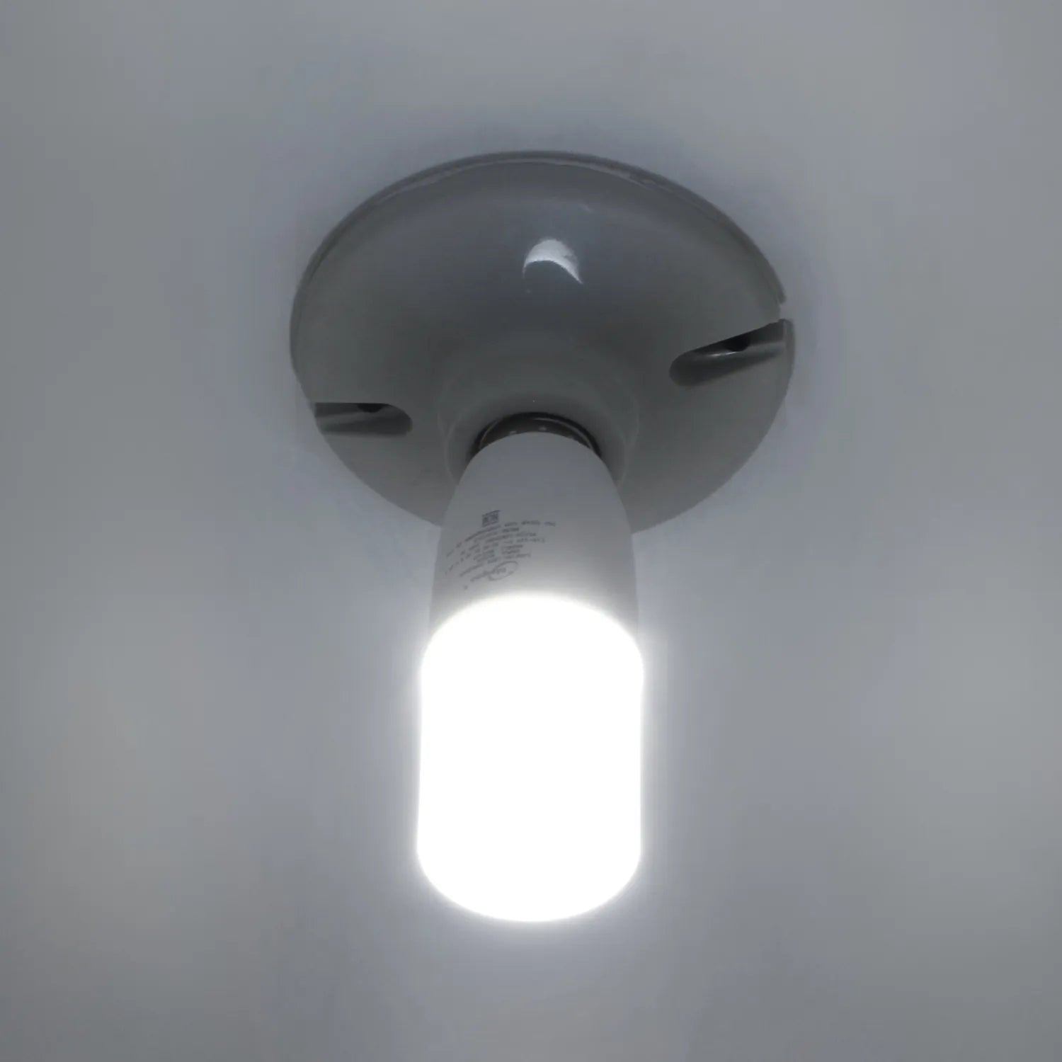 Foco LED de luz blanca brillante, encendido en plafón de techo blanco, iluminación eficiente para el hogar.