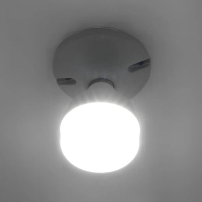Foco LED blanco encendido en portalámparas de techo gris para iluminación interior eficiente