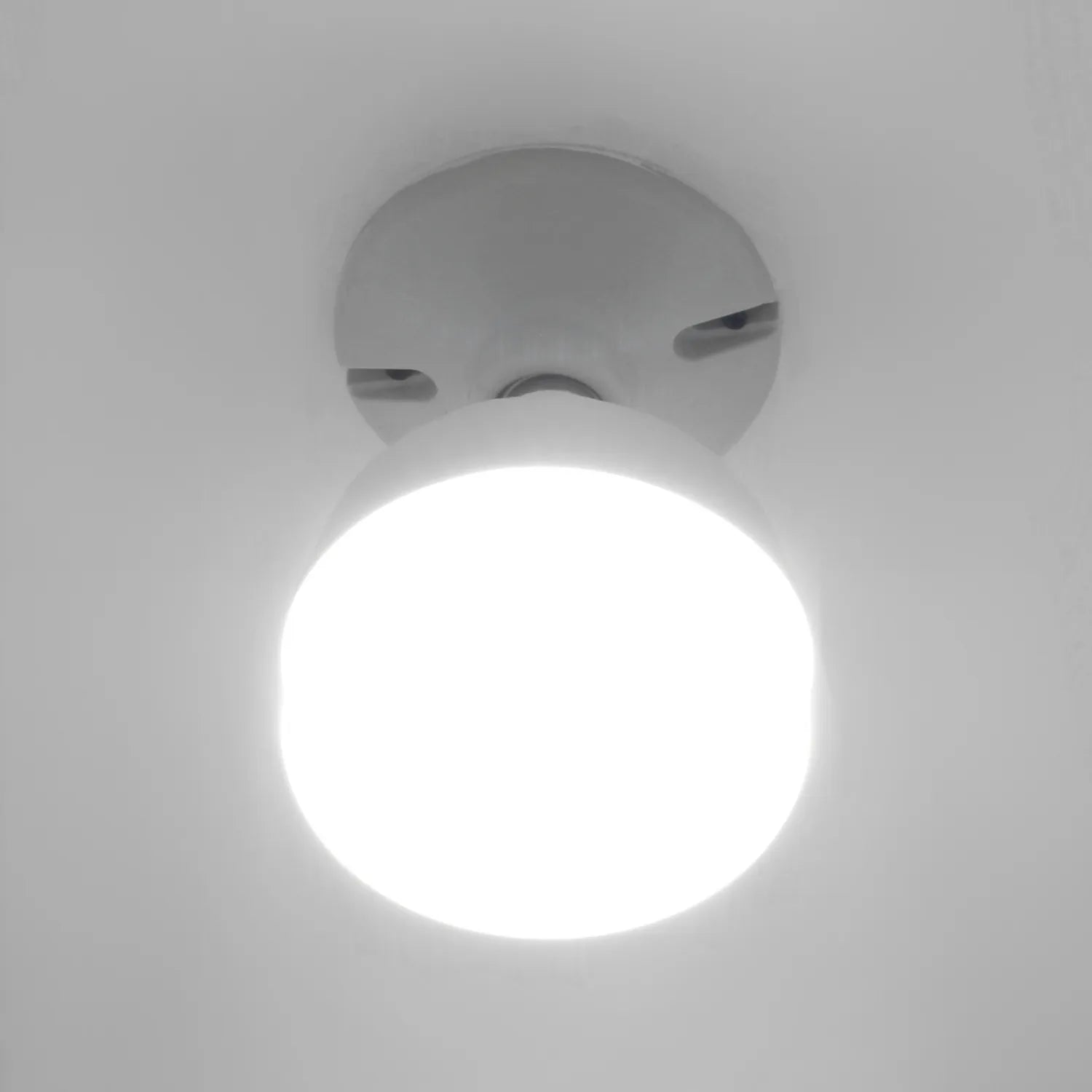 Foco LED blanco brillante encendido, montado en techo, ideal para iluminación interior y ahorro de energía