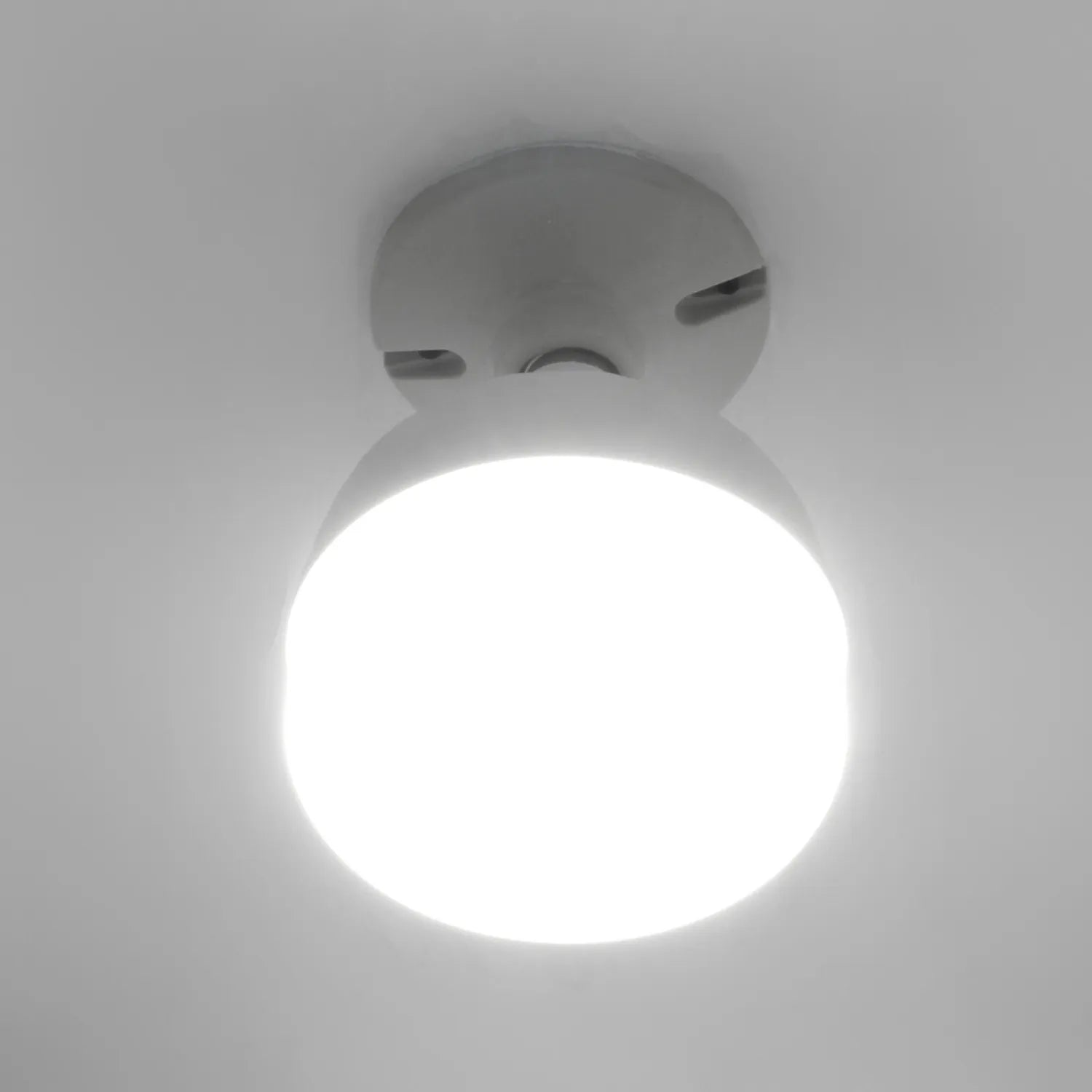 Bombilla LED encendida de luz blanca brillante instalada en el techo, ideal para iluminación interior eficiente.