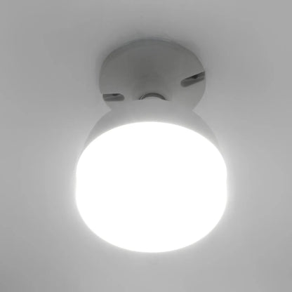 Bombilla LED encendida de luz blanca brillante instalada en el techo, ideal para iluminación interior eficiente.