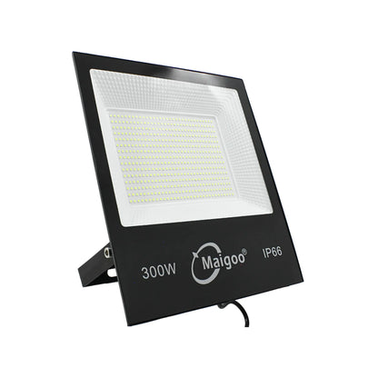 Reflector LED Maigoo 300W IP66 negro para iluminación exterior e industrial de alta potencia.