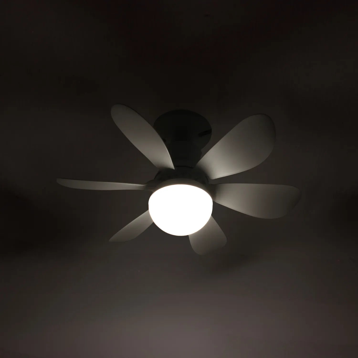 Ventilador de techo blanco con luz LED integrada y 6 aspas de diseño moderno para interiores.