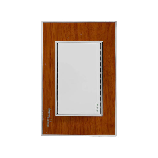 Placa para interruptor Superátomo acabado efecto madera con marco cromado y tecla blanca decorativa.