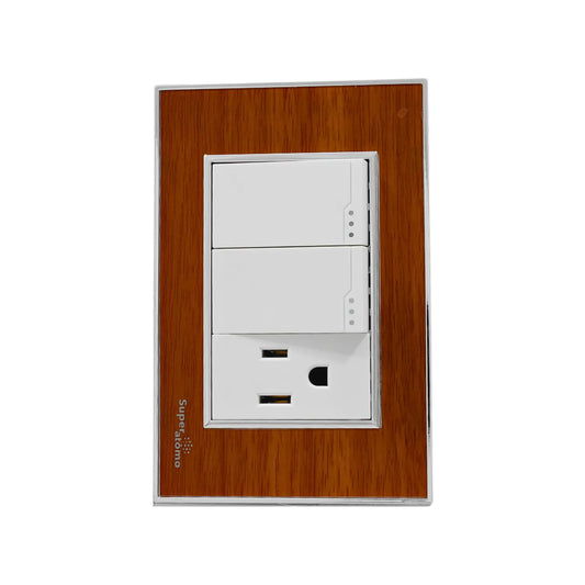 Interruptor doble y enchufe con placa decorativa acabado madera y borde plateado marca Superatómo.