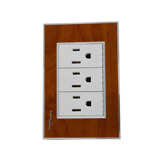Tomacorriente triple blanco con placa acabado madera y borde cromado Superátomo para instalaciones eléctricas.