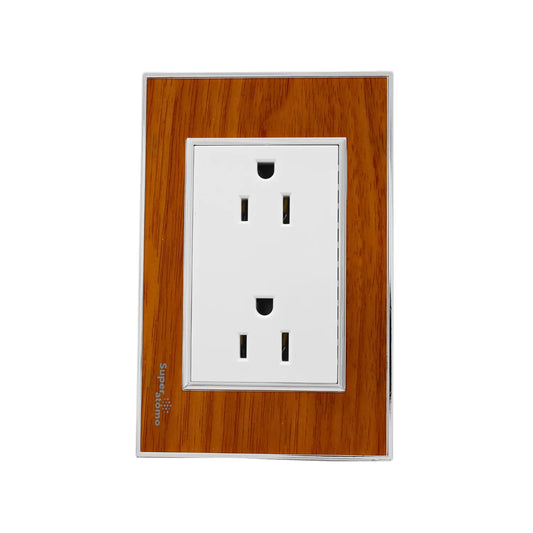 Toma corriente doble Superatomo con placa acabado madera y borde cromado para decoración de interiores.