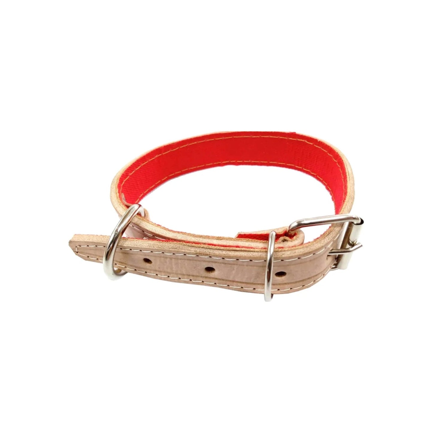 Collar ajustable para perro de cuero beige, interior rojo, con hebilla y argollas metálicas plateadas.