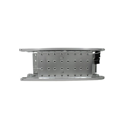 Componente de escalera plegable de aluminio, sección perforada con rieles y ajustes, acabado metálico gris.