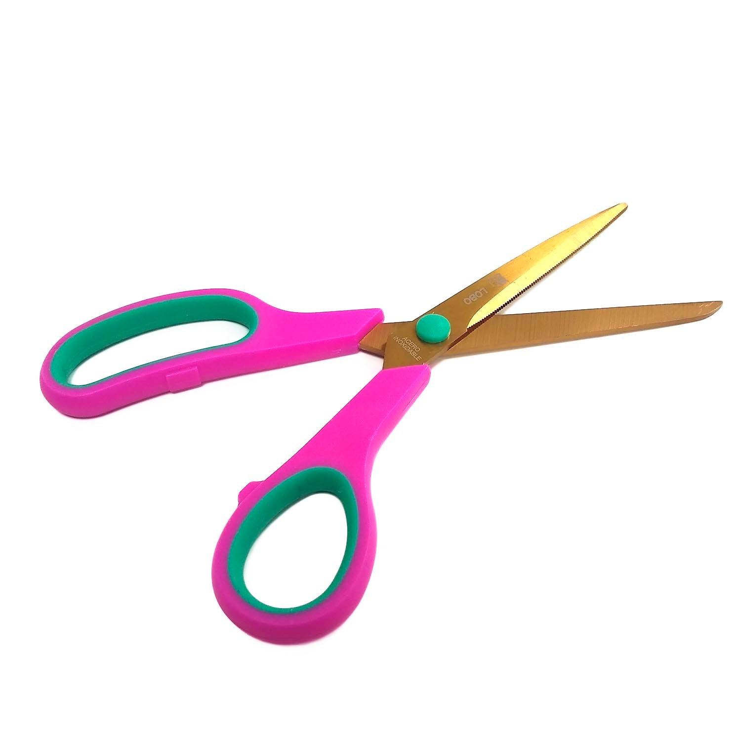 Tijera de oficina LOBO con mangos rosa y verde, hojas de acero inoxidable color titanio dorado y filo serrado.