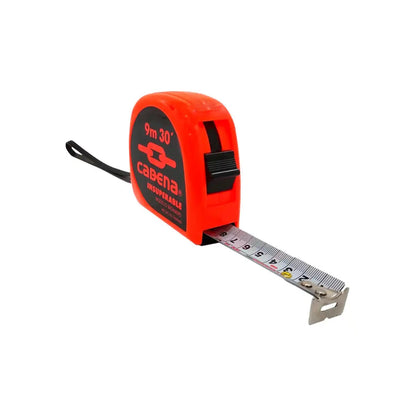 Flexómetro Cadena naranja 9m 30' con cinta métrica de acero desplegada, herramienta de medición para construcción