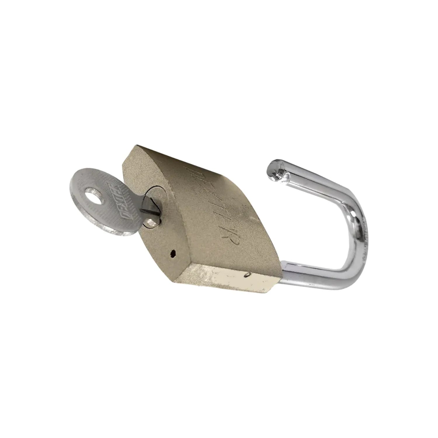 Candado Dexter de gancho largo color plata, abierto con llave insertada en la cerradura