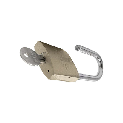 Candado Dexter de gancho largo color plata, abierto con llave insertada en la cerradura