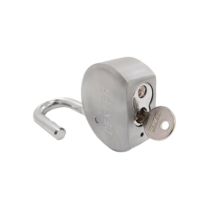 Candado Dexter de seguridad plateado con gancho corto, abierto y llave insertada. Ideal para puertas y rejas.