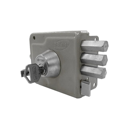 Cerradura Dexter de sobreponer con tres bulones hexagonales de seguridad y llave insertada, acabado gris.