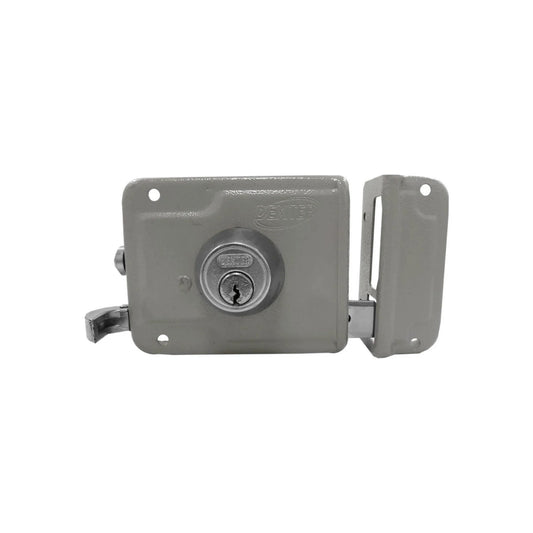 Cerradura de sobreponer Dexter gris para puerta, con cilindro de seguridad exterior y mecanismo de pestillo.