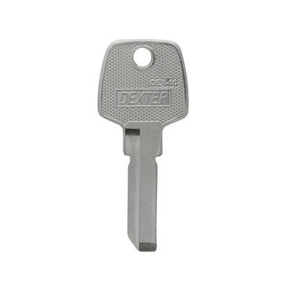 Llave para duplicado Dexter DEX-10 de acabado metálico plateado para cerrajería y seguridad.
