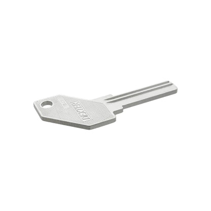 Llave metálica marca Dexter plateada con cabeza texturizada para cerraduras de puertas residenciales.