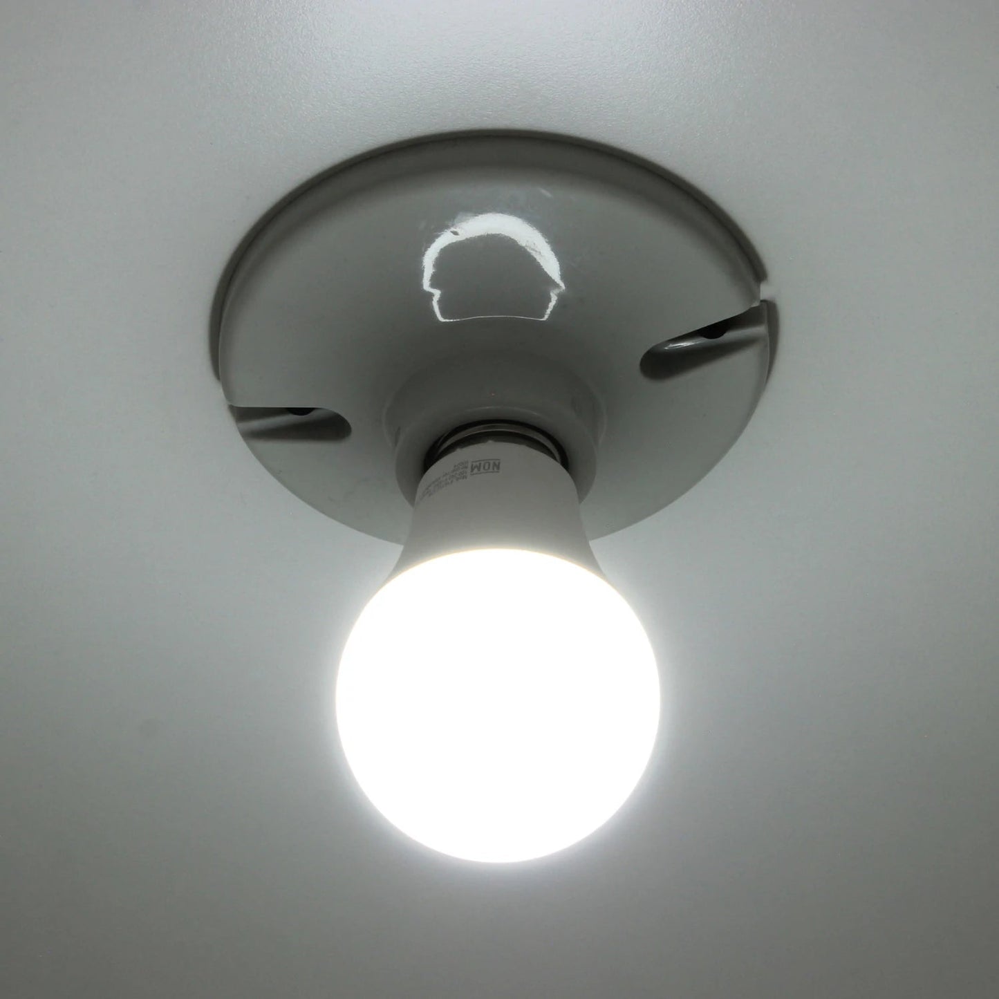 Foco LED de luz blanca fría encendido, montado en plafón de techo gris claro