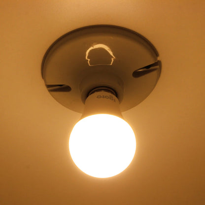 Foco LED Igoto de luz cálida encendido, montado en portalámparas de techo para iluminación interior.