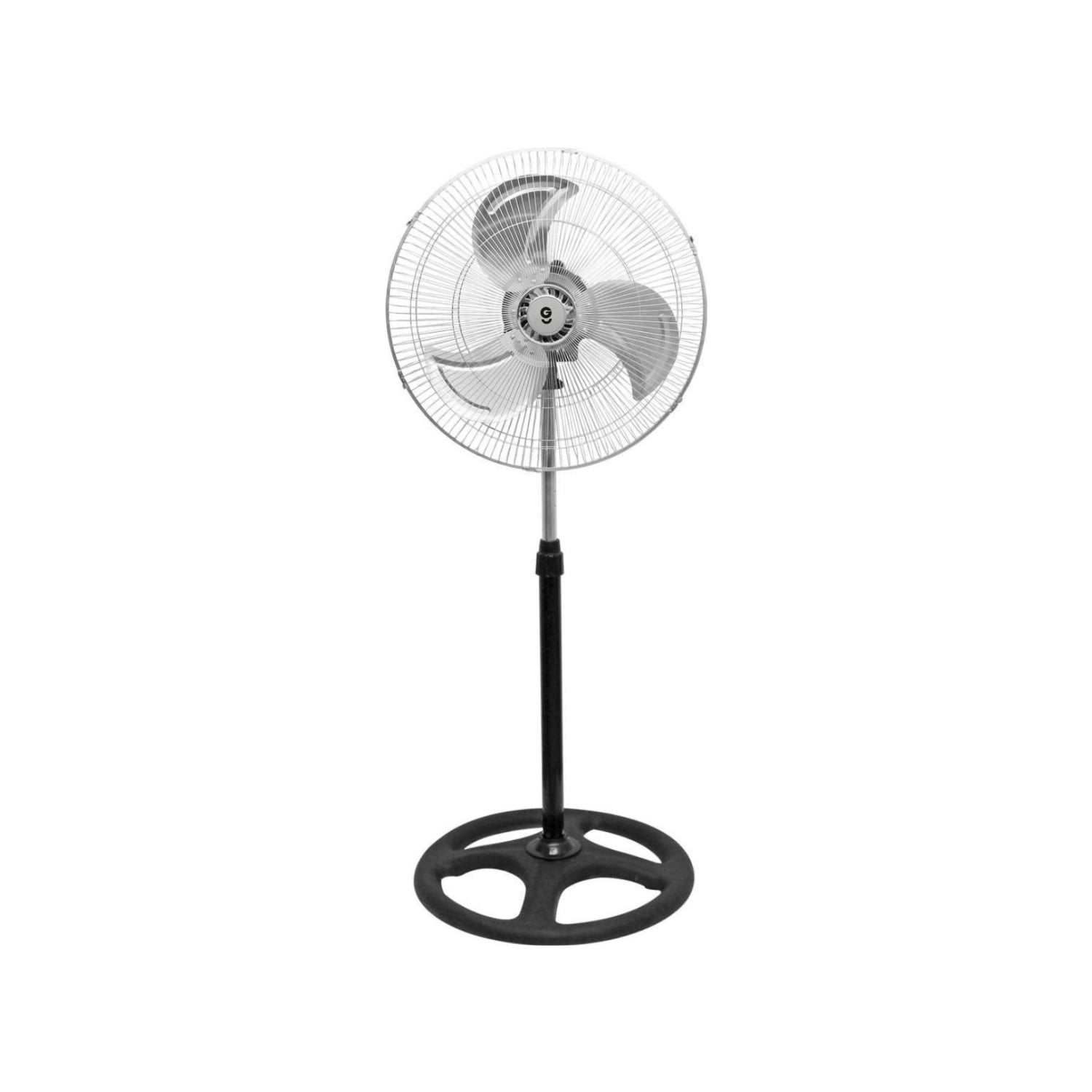 Ventilador de pedestal metálico con 3 aspas plateadas, rejilla protectora y base de pie negra, para hogar u oficina.
