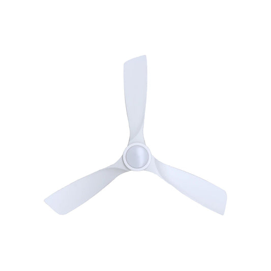 Ventilador de techo blanco de 3 aspas curvadas, diseño moderno y minimalista, optimiza la circulación de aire en interiores.