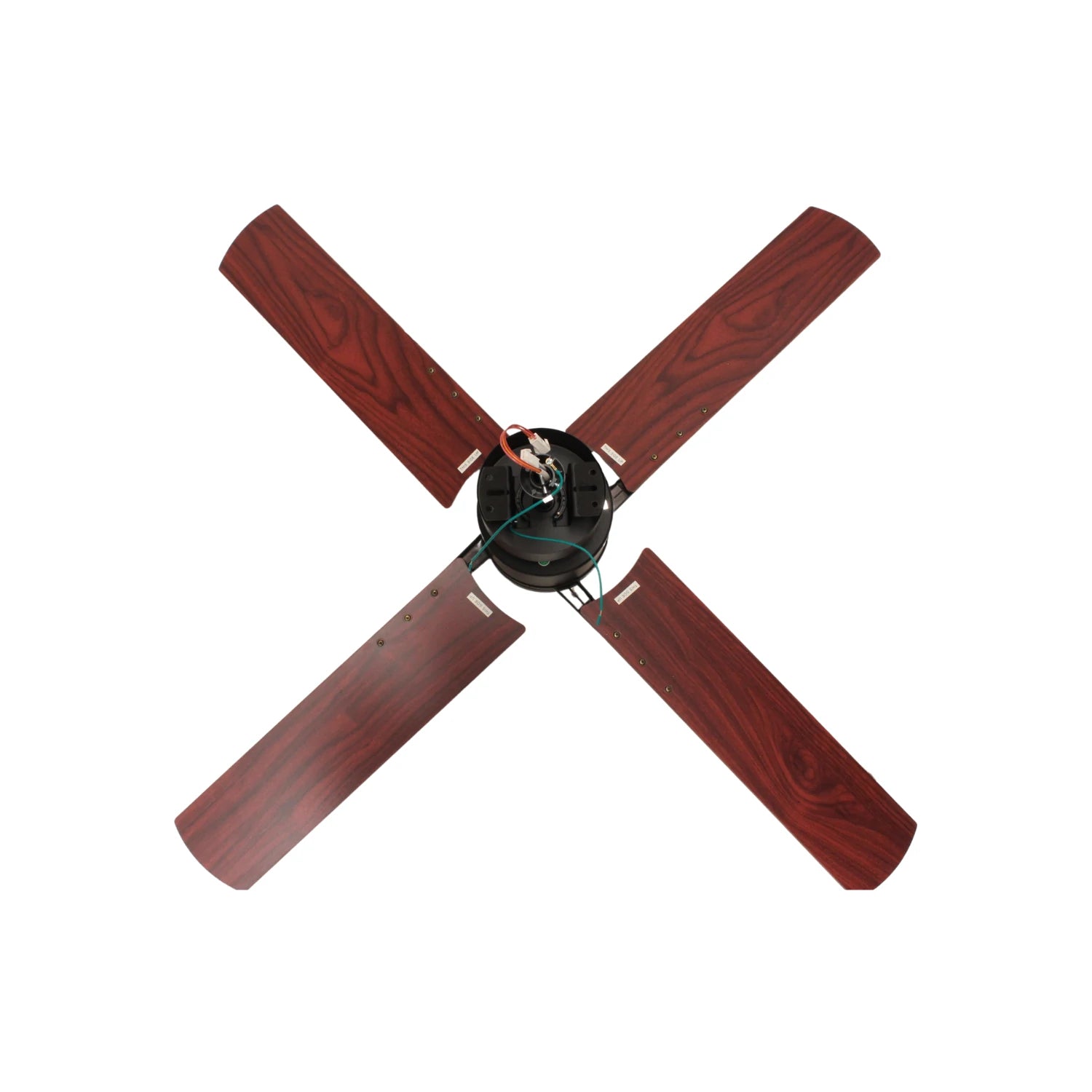 Ventilador de techo con 4 aspas de madera color caoba y cuerpo negro vista inferior