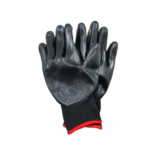 Guante de trabajo con nitrilo negro, diseño antiderrapante y puño de punto rojo para protección industrial.