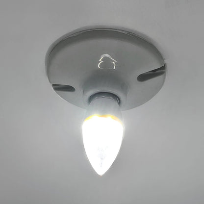 Foco LED tipo vela 4W encendido, con base roscada, emite luz fría brillante.