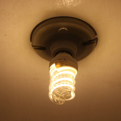 Foco espiral ahorrador de 14W luz cálida instalado en plafón de techo para iluminación de interiores.