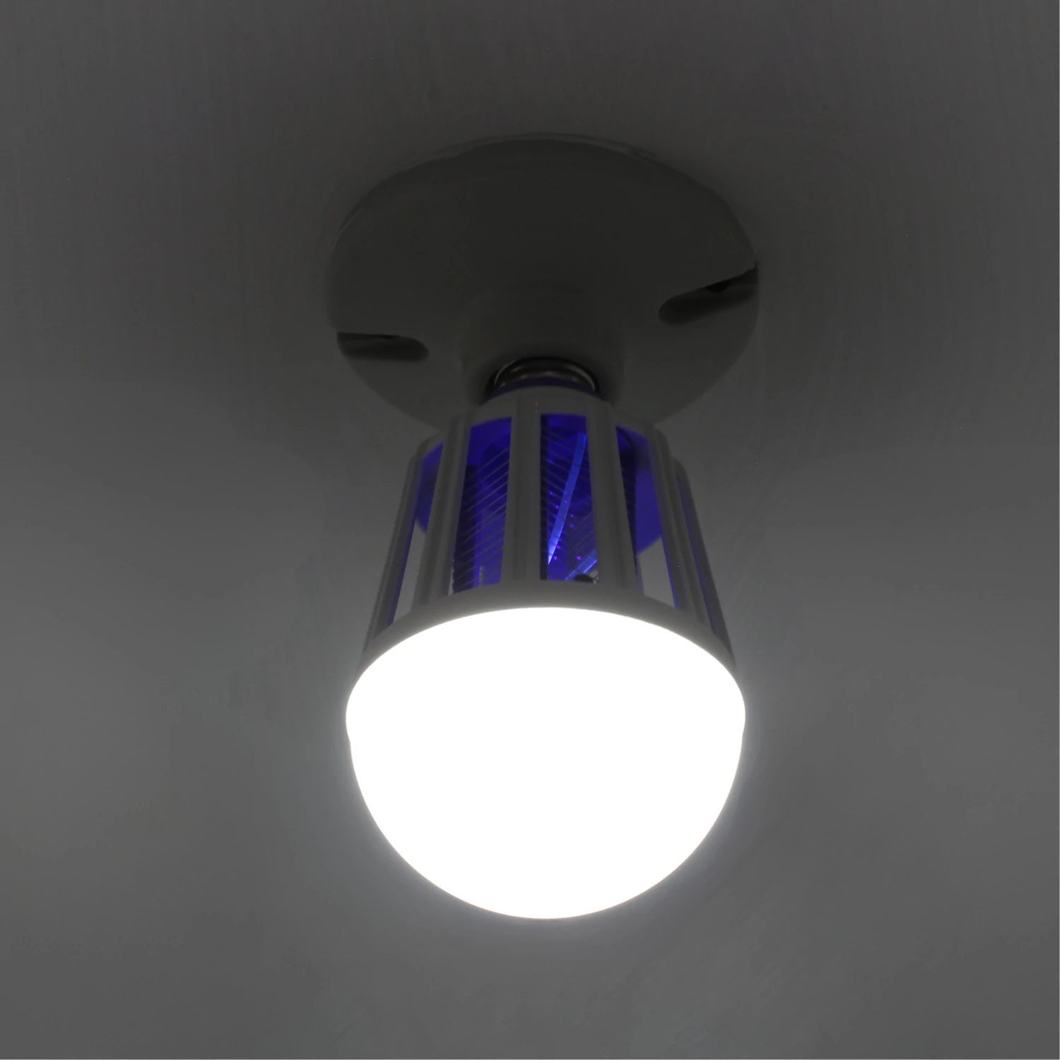 Foco LED blanco mata insectos con luz azul ultravioleta, instalado en techo, elimina mosquitos y moscas.