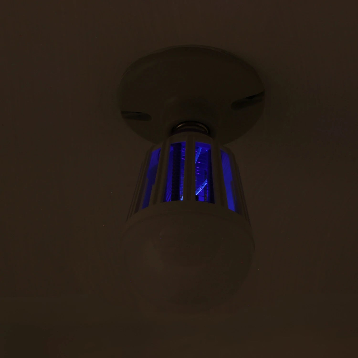 Foco LED mata insectos con luz azul brillante, montado en el techo, efectivo para atraer y eliminar mosquitos y plagas.
