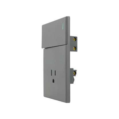 Interruptor y enchufe combinado color gris cepillado, diseño moderno para pared con contacto de tierra y luz piloto.
