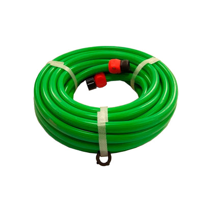 Manguera de agua verde enrollada con conectores de acoplamiento rápido para jardín y riego.