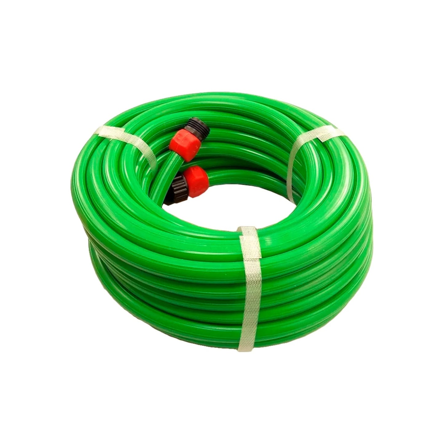 Manguera de riego verde enrollada con conectores plásticos rojos, ideal para jardinería.