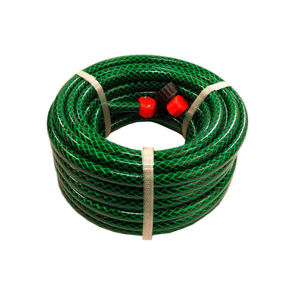 Manguera de jardín tramada verde enrollada con conectores rápidos, ideal para riego y trabajos exteriores.