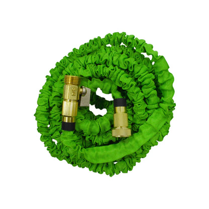 Manguera de jardín expandible verde con conectores de latón de 3/4 pulgadas, enrollada, ideal para riego compacto.