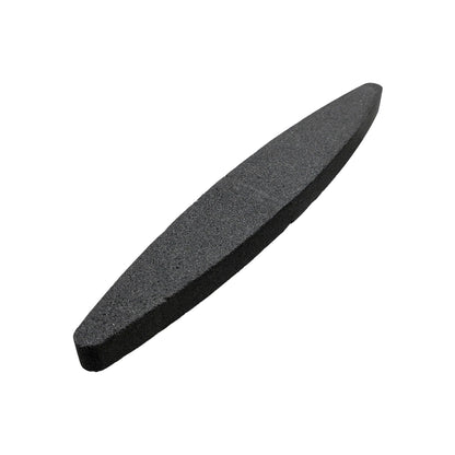 Piedra de afilar grano fino gris oscuro, ideal para afilar herramientas, cuchillos y navajas, forma alargada.